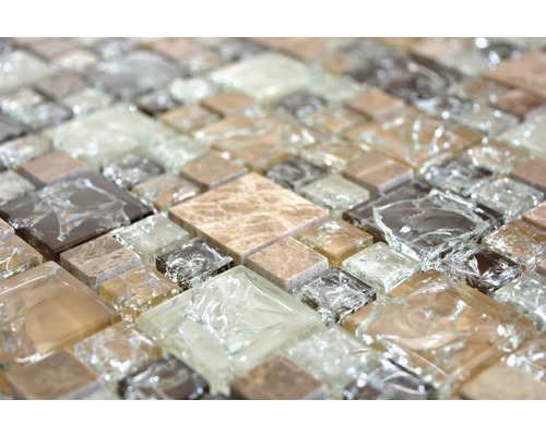 Nahaufnahme von Mosaikfliesen aus Glas und Stein