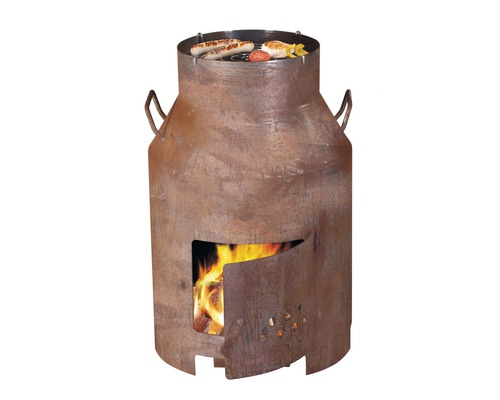 Milchkannen-Grill mit Grillgut und offenem Feuer