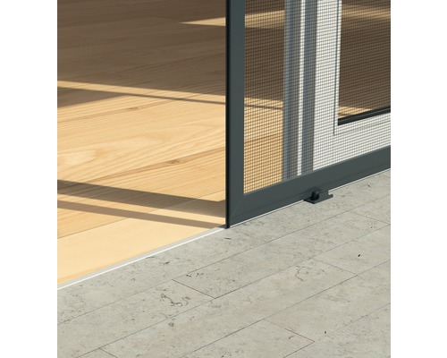 Vue détaillée d''une porte anti-insectes avec tissu et cadre