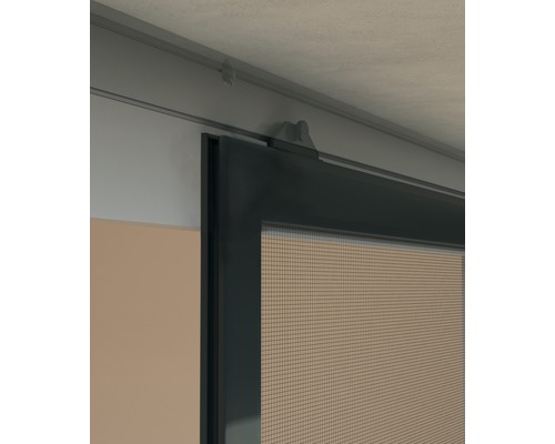 Vue détaillée d''une porte coulissante anti-insectes avec rail de guidage