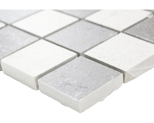 Gros plan d''une mosaïque en pierre naturelle de forme carrée