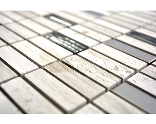 Mosaikfliesen mit Stein- und Metallelementen