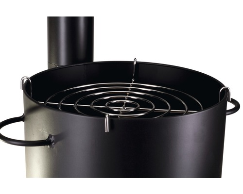Detailansicht eines schwarzen Smokers mit Grillrost
