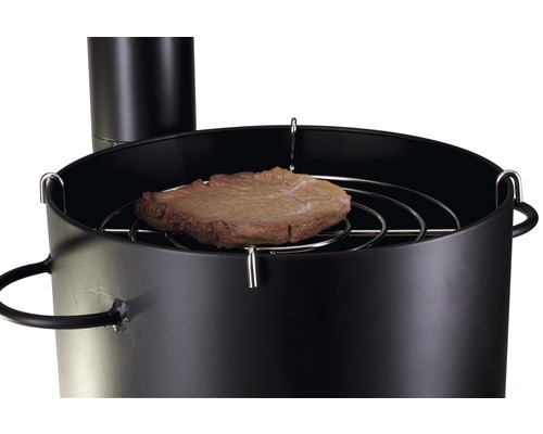 Fleisch auf einem Grillrost in einem Räucherofen