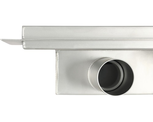 Gros plan d''un caniveau d''écoulement en acier inoxydable avec raccord de tuyau