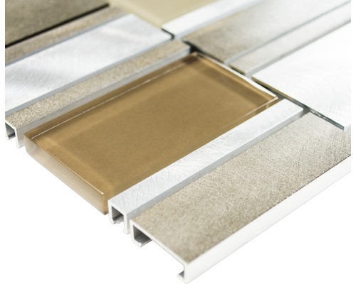 Detailansicht von Mosaikfliesen aus Glas und Stein