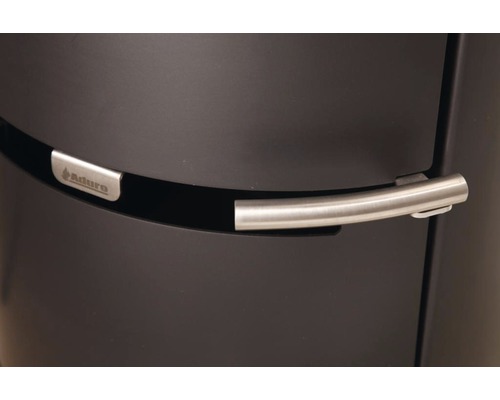 Detailansicht eines Ofens mit Griff und Aduro Logo.