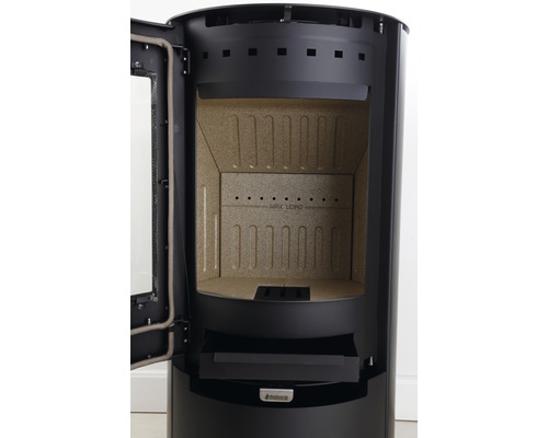 Kaminofen mit geöffneter Tür und Holzlagerfach