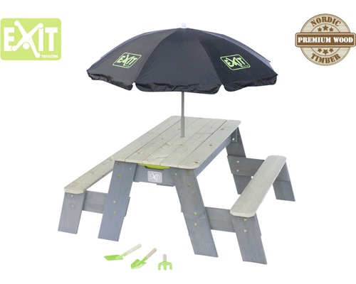 Kindersitzgruppe aus Holz mit Sonnenschirm und Gartengeräten