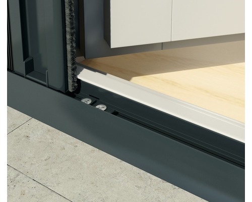 Gros plan d''un élément de porte coulissante avec joint brosse et rail de sol