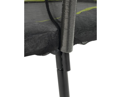 Vue détaillée d''un trampoline avec filet et cadre en acier