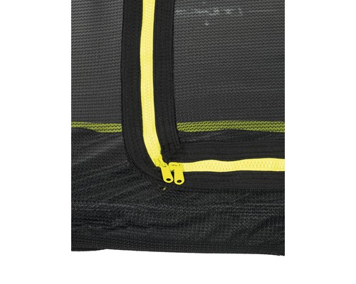 Detailaufnahme eines Trampolin-Sicherheitsnetzes mit Reißverschluss