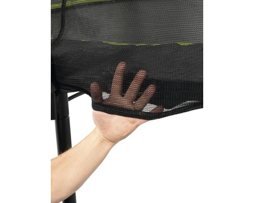 Hand berührt Trampolin Sicherheitsnetz