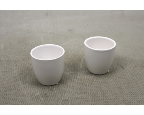 Deux cache-pots blancs