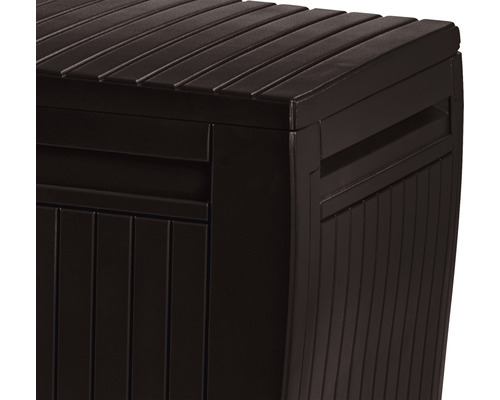 Detailansicht einer Kunststoff Gartentruhe mit gerippter Oberfläche.