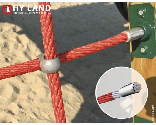 Vue détaillée d''une corde d''escalade avec des connexions métalliques et un gros plan de la section de la corde