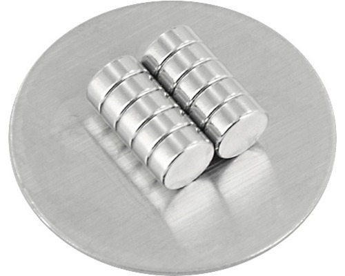 Deux piles d''aimants en néodyme sur une plaque métallique ronde