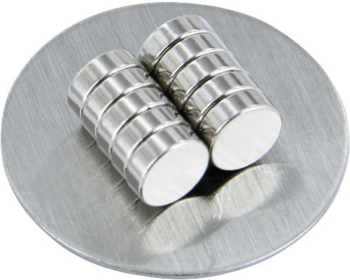 Deux piles d''aimants ronds en néodyme sur une plaque métallique ronde
