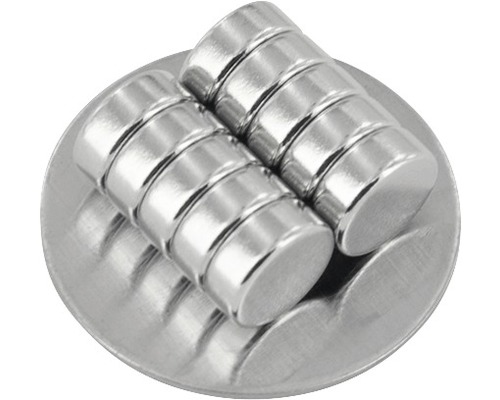 Deux piles d''aimants ronds en néodyme sur une plaque métallique ronde