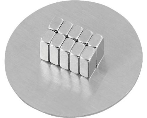 Aimants en néodyme sur une plaque métallique