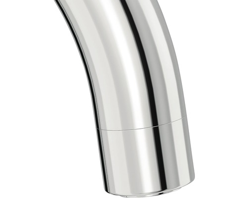 Gros plan d''un bec de robinet chromé