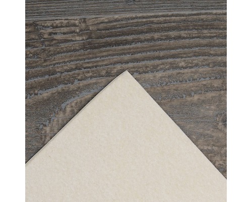 Vue détaillée d''une plaque d''isolation beige sur fond en bois