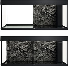 Zwei Aquarien mit Felswandhintergrund