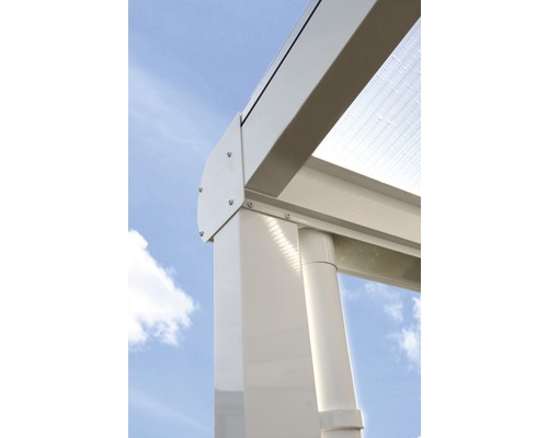 Vue détaillée d''un toit de terrasse avec des poteaux de support et un toit transparent