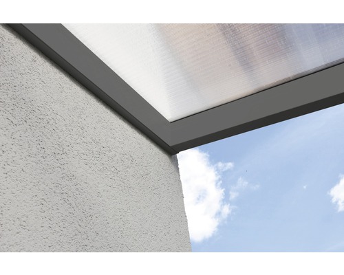 Vue détaillée d''un toit de terrasse en aluminium avec plaques de polycarbonate sur un mur de maison