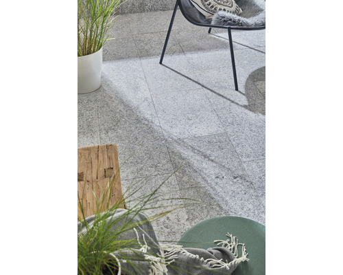 Carrelage extérieur avec sièges et plantes