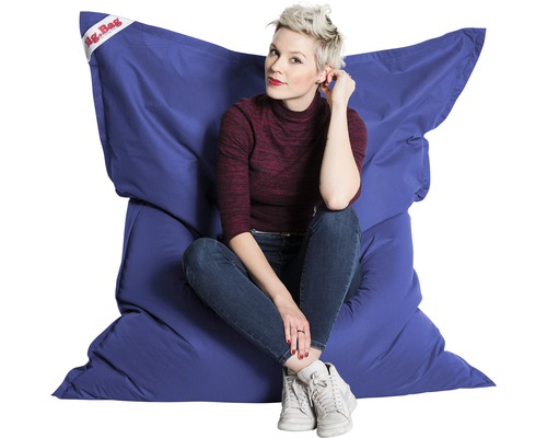 Femme assise sur un pouf Big Bag bleu