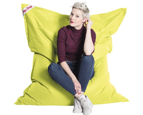 Femme assise sur un pouf Big Bag