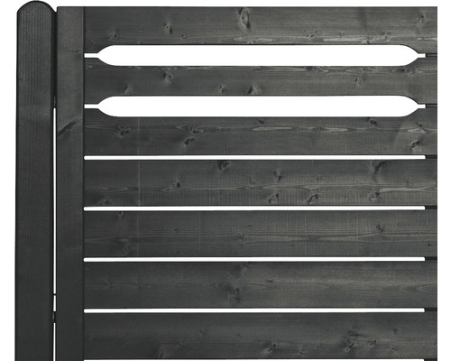 Holzzaun mit horizontalen Latten und Ausschnitten