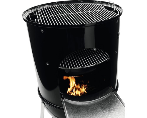 Kugelgrill mit Feuer und Grillrost