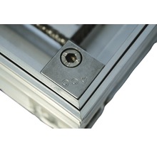 Detailansicht eines ACO Drain Entwässerungssystems mit Schraube