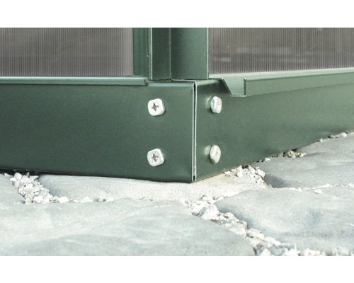 Vue détaillée de l''assemblage d''angle d''une serre avec des vis