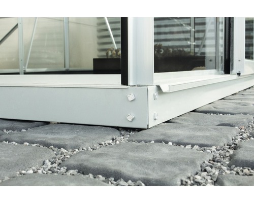 Vue détaillée des fondations d''une serre sur un sol en pierre