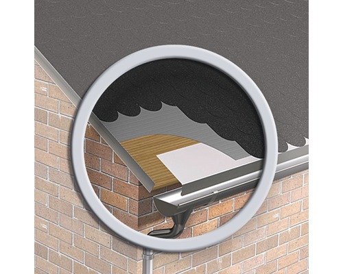 Vue détaillée d''une évacuation de toit avec tuiles, écran de sous-toiture, isolation et gouttière