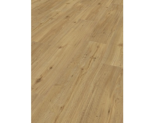 Nahaufnahme von Laminatboden in Holzoptik