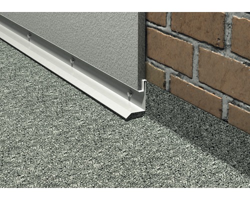 Detailansicht einer Metallschiene an einer Wand