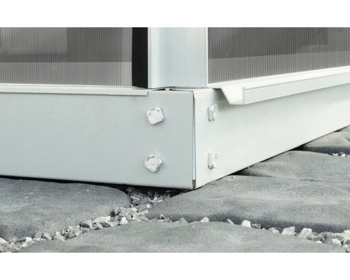 Detailansicht einer Gewächshaus-Konstruktion mit Schrauben auf Steinboden