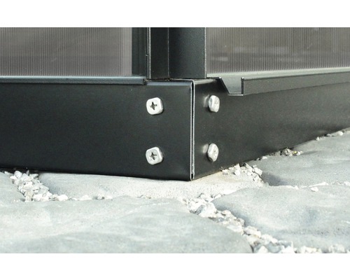 Detailansicht einer Gewächshaus-Ecke mit Schraubenbefestigung am Fundament