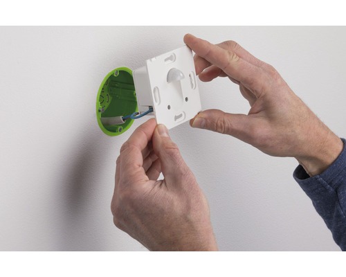 Installation eines Bewegungsmelders an einer Wand