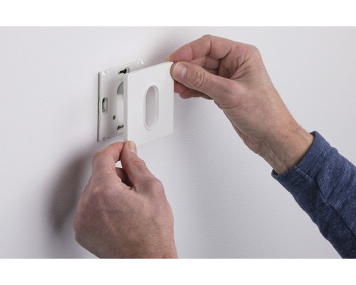 Installation eines Schalterrahmens an einer Wand