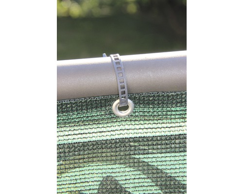 Gros plan d''un collier coupe-vent pour fixer un tapis d''intimité à une balustrade.