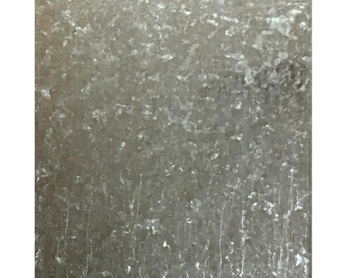Gros plan d''une surface galvanisée montrant la texture du métal.