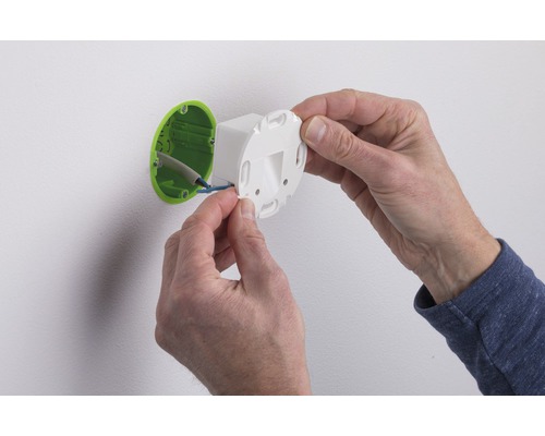 Installation einer Gerätedose für Elektroinstallationen an einer Wand.