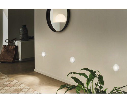 Flur mit runden Wandleuchten, Spiegel und Dekorationen