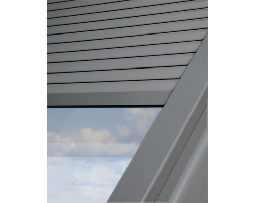 Detailansicht eines Dachfensters mit Jalousie