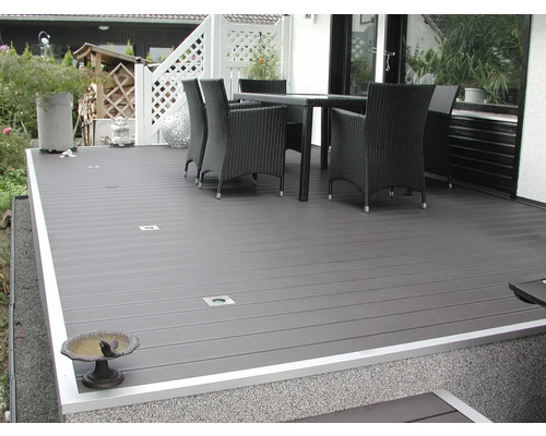 Terrasse mit Dielen, Gartentisch und Stühlen